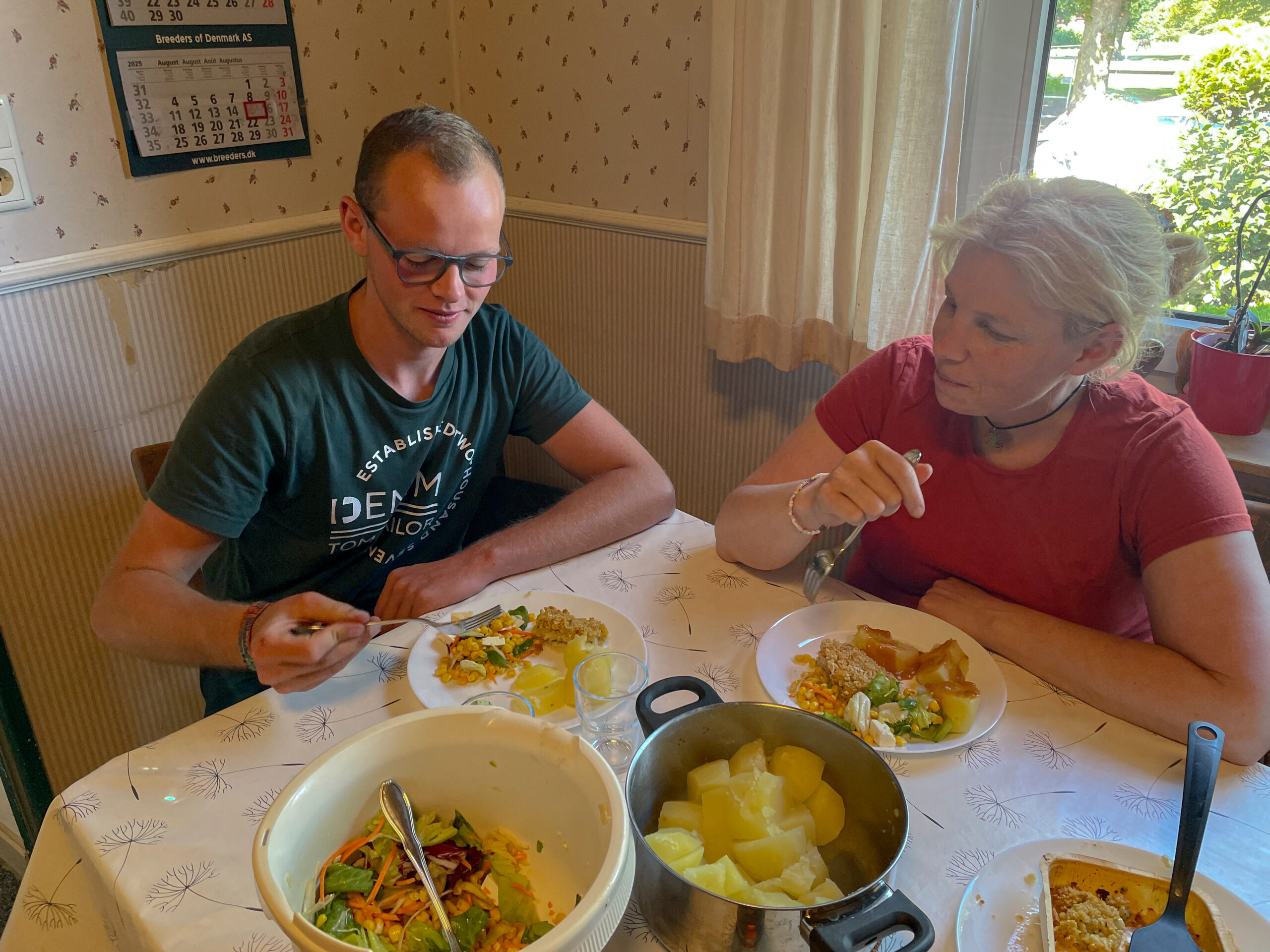 Gerd Böker und Sabrina Fallmann sitzen am Mittagessenstisch.
