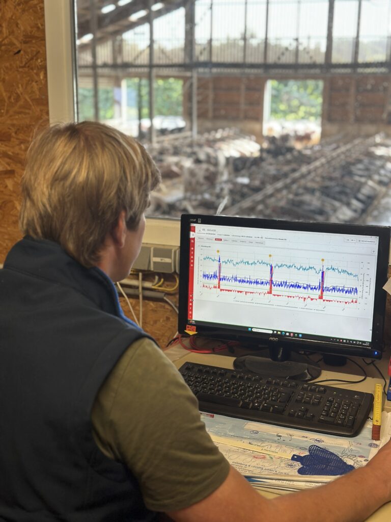 An seinem Computer hat Bernd Lüttmann alles im Blick.